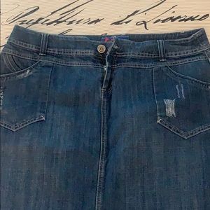 🤩🎉host pick 🎉🤩 Distressed denim skirt